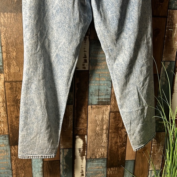 American Eagle flex 29x30 acid washed high waisted jeans - Picture 10 of 16